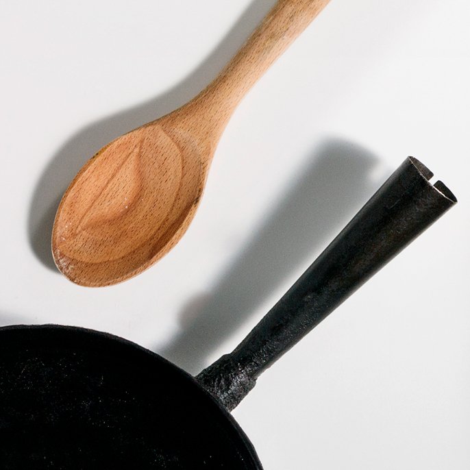 Träsked gjutjärnspanna plastbanta